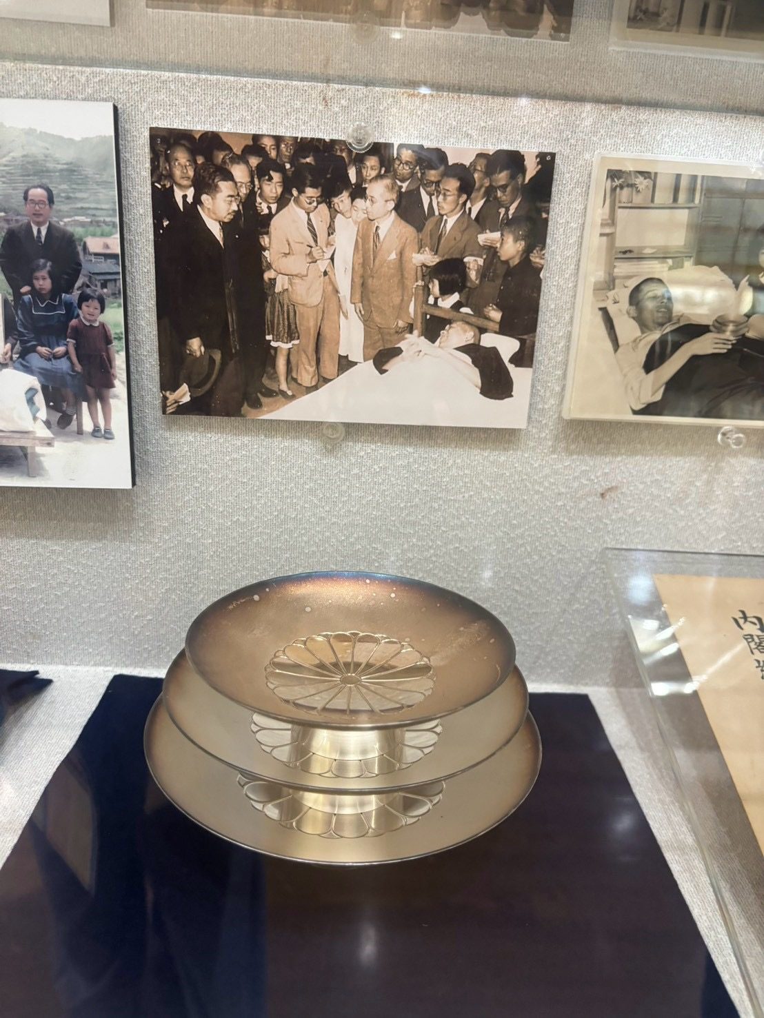 展示ケースに飾られた銀杯
